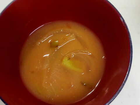 ブロッコリー茎と玉ねぎの味噌汁